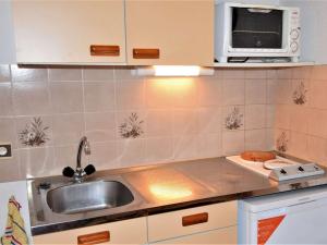 Appartement Risoul, 1 pièce, 4 personnes - FR-1-330-123にあるキッチンまたは簡易キッチン