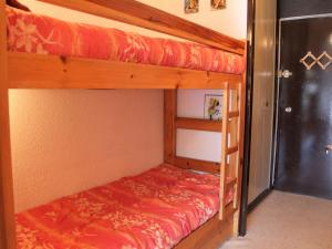 ヴァールにあるAppartement Vars, 1 pièce, 4 personnes - FR-1-330B-38の二段ベッド2組が備わる客室です。