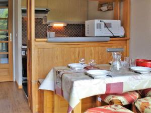 Appartement Risoul, 2 pièces, 4 personnes - FR-1-330-132にあるレストランまたは飲食店