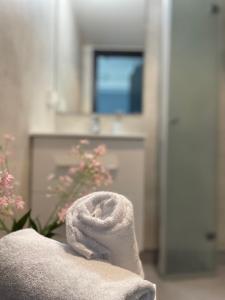 a towel sitting on the arm of a bathroom at Emma Gjestehus in Sandvika
