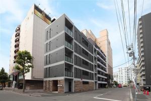 een gebouw aan de kant van een stadsstraat bij Sapporo - Apartment / Vacation STAY 54005 in Sapporo