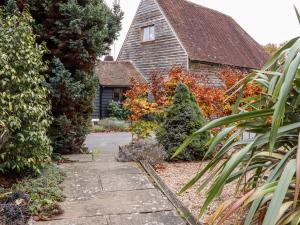 an old house with a garden in front of it at Little Batts in Edenbridge