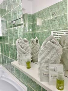een badkamer met handdoeken op een plank naast een bad bij Agata in Vulcan