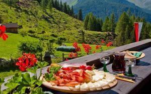 Jídlo v apartmánu nebo okolí + 15 fotografií