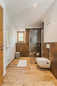 La salle de bains est pourvue d'une baignoire et d'une douche. dans l'établissement Dachstein West Apartment T3, à Russbach am Pass Gschütt