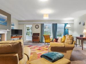 uma sala de estar com dois sofás e uma televisão em Pass the Keys Cosy Home in the Idyllic Duddon Valley em Ulpha