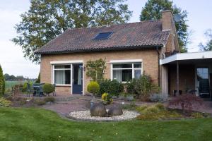 uma casa com um jardim em frente em Vakantiehuis Oostendorp em Meddoo