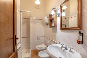 A bathroom at Sun Hill Apartments