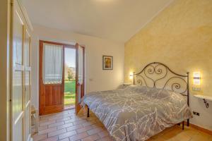 A bed or beds in a room at Sun Hill Apartments