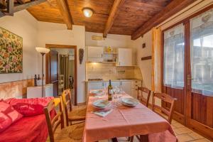 A kitchen or kitchenette at Sun Hill Apartments