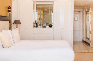 A bed or beds in a room at Kempinski Hotel Bahía Beach Resort & Spa
