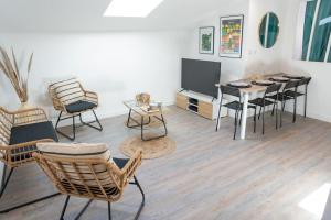 Televízia a/alebo spoločenská miestnosť v ubytovaní Saint-Gilles-Croix-de-Vie, Charmant appartement 4pers 'O MERCADO'