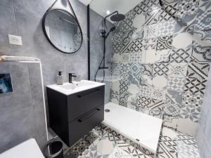 Kúpeľňa v ubytovaní Saint-Gilles-Croix-de-Vie, Charmant appartement 4pers 'O MERCADO' + 24 fotografií