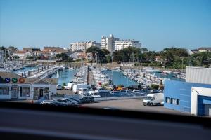 Výhľad na mesto Saint-Gilles-Croix-de-Vie alebo výhľad na mesto priamo z apartmánu