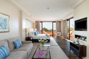 A television and/or entertainment centre at Kempinski Hotel Bahía Beach Resort & Spa