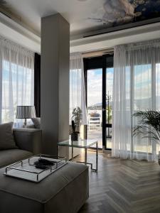 sala de estar con sofá y mesa en Sky Roof Apartments en Bielsko-Biala