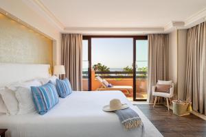 A bed or beds in a room at Kempinski Hotel Bahía Beach Resort & Spa