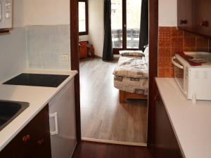 - une cuisine avec un évier et un comptoir dans l'établissement Appartement Les Orres, 1 pièce, 4 personnes - FR-1-322-180, aux Orres