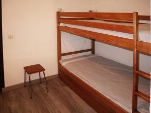 Cette chambre comprend 2 lits superposés et un tabouret. dans l'établissement Appartement Les Orres, 1 pièce, 4 personnes - FR-1-322-180, aux Orres
