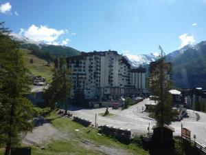 a view of a city with a building and mountains at Appartement Les Orres, 1 pièce, 4 personnes - FR-1-322-219 in Les Orres