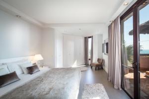 A bed or beds in a room at Kempinski Hotel Bahía Beach Resort & Spa