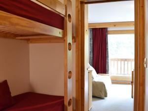 a bedroom with a bunk bed and a window at Appartement Méribel, 1 pièce, 4 personnes - FR-1-180-333 in Méribel