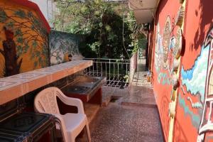 a room with a bench and a wall with graffiti at Casa Mari y Santi Appartement 3 in Santiago de Cuba