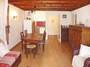 a kitchen and dining room with a table and chairs at Appartement Les Orres, 2 pièces, 6 personnes - FR-1-322-189 in Les Orres