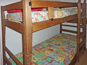 a pair of bunk beds in a room at Appartement Les Orres, 2 pièces, 6 personnes - FR-1-322-189 in Les Orres