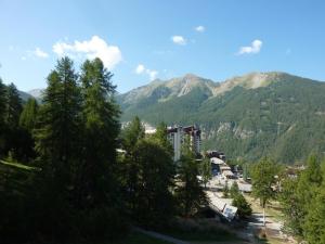 a town in the mountains with trees and buildings at Appartement Les Orres, 2 pièces, 6 personnes - FR-1-322-189 in Les Orres