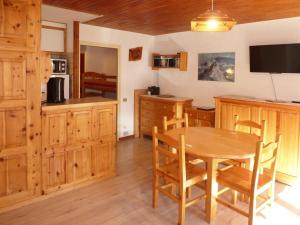 a kitchen and dining room with a wooden table at Appartement Les Orres, 1 pièce, 4 personnes - FR-1-322-255 in Les Orres