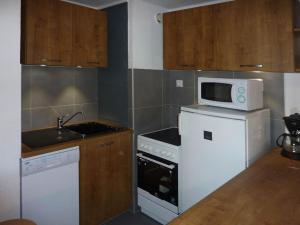 Appartement Les Orres, 2 pièces, 6 personnes - FR-1-322-220にあるキッチンまたは簡易キッチン