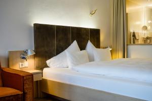 Postel nebo postele na pokoji v ubytování Das Traunsee - Das Hotel zum See 4 Stern Superior