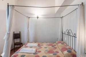 A bed or beds in a room at Sun Hill Apartments