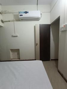 een kamer met een bed en airconditioning bij REVA ROOM'S in Rājpīpla
