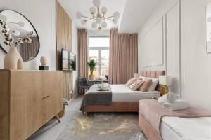sypialnia z 2 łóżkami i lustrem w obiekcie Movo Old Town Apartments w Warszawie
