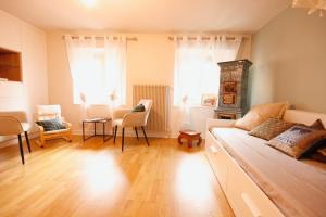 salon z kanapą i stołem w obiekcie Gîte Aux Quatre Vents avec Terrasse w mieście Rouffach