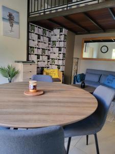 - une table et des chaises en bois dans l'établissement Primavéra, à Sanary-sur-Mer