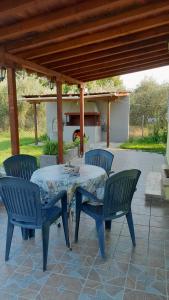 stół i 4 krzesła na patio w obiekcie Gorjelina `s House w mieście Wolos