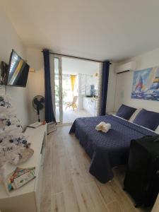 Ένα ή περισσότερα κρεβάτια σε δωμάτιο στο Ti Kaz Effet Mer +27 φωτογραφίες