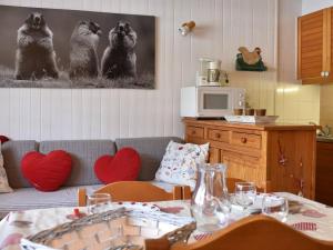 Les AlluesにあるStudio cosy 4 pers, centre Méribel, pistes à 50m, proche commerces et restos - FR-1-180-312のソファとテーブルのあるリビングルーム +14枚の写真