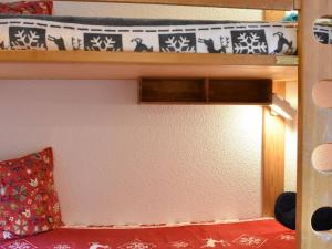 Les AlluesにあるStudio cosy 4 pers, centre Méribel, pistes à 50m, proche commerces et restos - FR-1-180-312の二段ベッド2台と枕が備わる客室です。