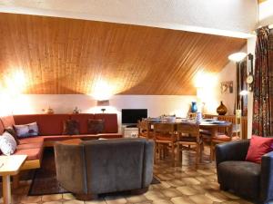 ein Wohnzimmer mit einem Sofa und einem Tisch in der Unterkunft Appartement Méribel, 4 pièces, 9 personnes - FR-1-180-330 in Les Allues