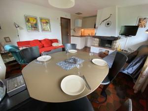 uma mesa e cadeiras com uma mesa e uma sala de estar em Appartement Le Grand-Bornand, 2 pièces, 5 personnes - FR-1-241-142 em Le Grand-Bornand