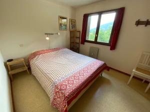 a small bedroom with a bed and a window at Appartement Le Grand-Bornand, 2 pièces, 5 personnes - FR-1-241-142 in Le Grand-Bornand