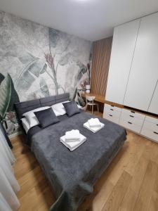 - une chambre avec un lit et 2 serviettes dans l'établissement Premium Apartments Rzeszów Gold, à Rzeszów
