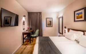 Postel nebo postele na pokoji v ubytování Jerusalem Gate Hotel
