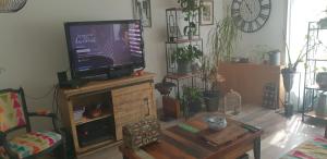 Televízia a/alebo spoločenská miestnosť v ubytovaní Maison à 300m plage a Valras Plage 2 chambres