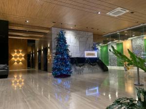 Un árbol de Navidad en medio de un vestíbulo en Condo in Cebu City Meridian with Netflix and WIFI, near Ayala and IT Park U03, en Cebú