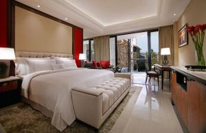 1 dormitorio con 1 cama grande y balcón en The Trans Resort Bali, en Seminyak